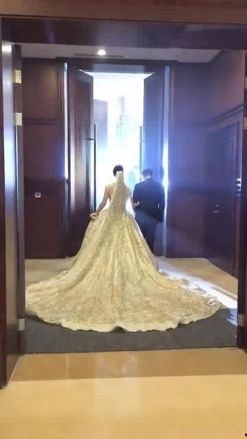 新娘穿婚纱视频吃瓜网,这婚纱太美了！