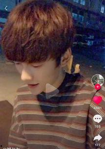 两个男网红吃瓜视频抖音,两位男网红抖音吃瓜大揭秘