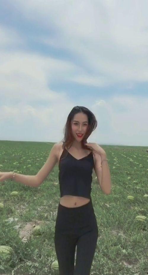 小网红女孩洗头吃瓜,小网红女孩的日常趣味生活